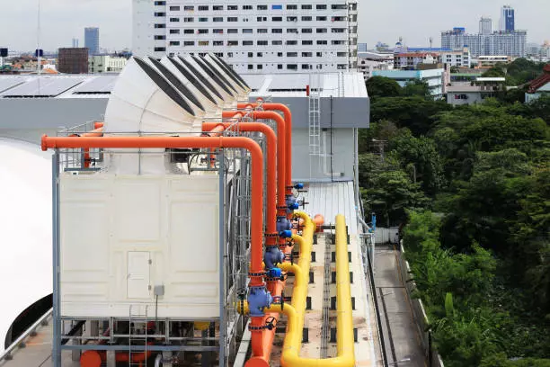 Cooling Tower คูลลิ่งทาวเวอร์ หรือ หอหล่อเย็น แบบที่ใช้พัดลมช่วยให้อากาศหมุนเวียนผ่าน